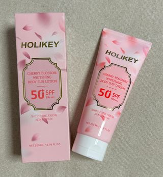 홀리키 체리 블러썸 화이트닝 바디 선 로션 — 5점을 준 리뷰어가 2023년 6월 올린 사용 사진