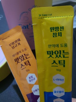페페로니 맛있는 스틱 - 무항생제 닭고기 15개 + 원양선 참치 15개 — 5점을 준 리뷰어가 2021년 8월 올린 사용 사진