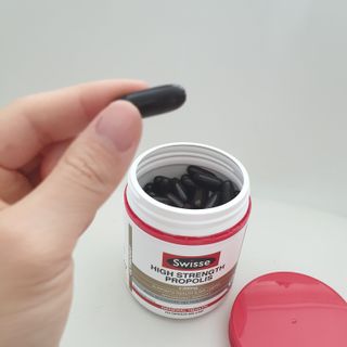 Swisse 스위스 고함량 프로폴리스 2,000mg 210정 — 5점을 준 리뷰어가 2021년 5월 올린 사용 사진