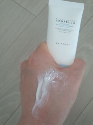 [스킨1004] 마다가스카르 센텔라 히알루-시카 워터핏 선세럼 50ml — 5점을 준 리뷰어가 2024년 5월 올린 사용 사진