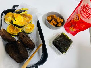[서울시스터즈] CU 김치 4총사 세트-김치볶음밥, 김치큐브닭, 김치바삭김, 김치아몬드 — 4.5점을 준 리뷰어가 2021년 10월 올린 사용 사진