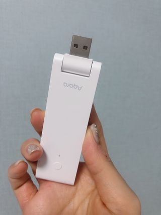 아카라 조명 스위치를 누워서 끄는 방법 (스마트 조명 스위치 2구 + 무선 리모트 스위치 1구 T1, 스마트 허브 E1) — 4.5점을 준 리뷰어가 2021년 12월 올린 사용 사진