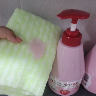 [과일나라] 피부가 마시는 딸기우유 바디클렌저&바디로션 — 5점을 준 리뷰어가 2022년 10월 올린 사용 사진