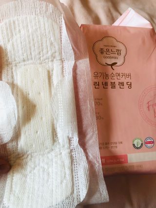 나무드 [유한킴벌리] 좋은느낌 유기농 순면 린넨블렌딩 생리대,롱라이너 중형 36매 1개 + 대형 32매 1개 — 5점을 준 리뷰어가 2021년 10월 올린 사용 사진