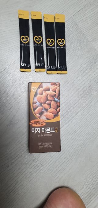 짜먹는 이지견과 짜먹는 이지아몬드, 짜먹는 이지허니피넛, 짜먹는 이지캐슈넛 각 10g X  10포 — 5점을 준 리뷰어가 2021년 3월 올린 사용 사진