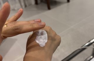 틱톡 [후르디아] 백탁NO! 화잘먹 수분광 선 에센스✨ — 4.5점을 준 리뷰어가 2023년 9월 올린 사용 사진