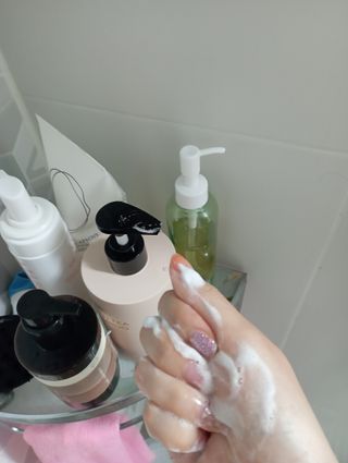 프리마인 더이상 뻣뻣하고 효과없는 탈모샴푸는 NO. 근본부터 케어하는 셀베이스 그린티샴푸(500ml) — 5점을 준 리뷰어가 2023년 5월 올린 사용 사진