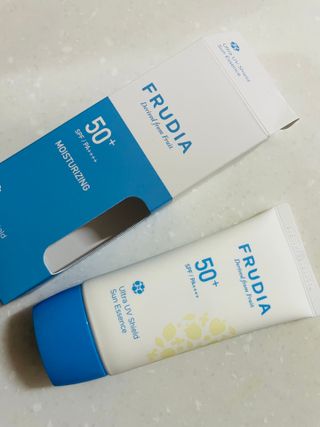 틱톡 [후르디아] 백탁NO! 화잘먹 수분광 선 에센스✨ — 5점을 준 리뷰어가 2023년 8월 올린 사용 사진
