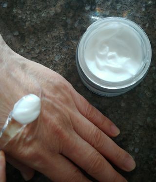 산수시 아쿠아 베네핏 24h 수부지 물광 속건조 수분크림 50ml — 5점을 준 리뷰어가 2021년 6월 올린 사용 사진