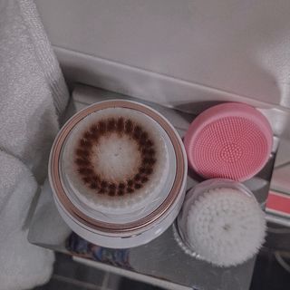 디하우트 랩 디하우트랩 클렌징 피부관리기 진동클렌저 실리콘+2종 인조모 브러시 — 5점을 준 리뷰어가 2021년 12월 올린 사용 사진
