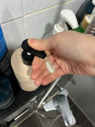 프리마인 더이상 뻣뻣하고 효과없는 탈모샴푸는 NO. 근본부터 케어하는 셀베이스 그린티샴푸(500ml) — 5점을 준 리뷰어가 2023년 2월 올린 사용 사진