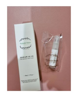 술람미네이처 자연주의 화장품ㅣ속보습 충전 + 민감/트러블 피부 진정 - 알로에 듬뿍 수분 크림 50ml — 5점을 준 리뷰어가 2022년 6월 올린 사용 사진