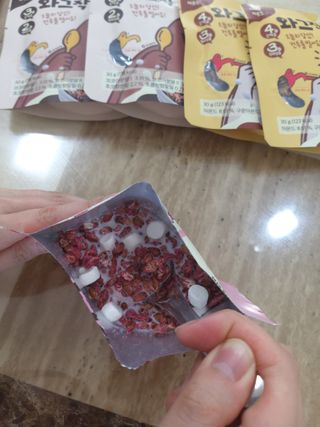 스낵스 와그작후루룩 3종_카카오2봉+아몬드2봉+딸기2봉 (총 6봉) — 5점을 준 리뷰어가 2024년 2월 올린 사용 사진