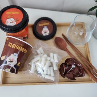 유비쿡 컵떡볶이 매운컵떡볶이2개/ 짜장컵떡볶이 2개  총 4개세트 — 3점을 준 리뷰어가 2021년 4월 올린 사용 사진