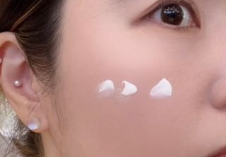 틱톡 [후르디아] 백탁NO! 화잘먹 수분광 선 에센스✨ — 5점을 준 리뷰어가 2023년 9월 올린 사용 사진
