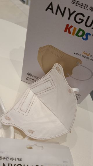 애니가드키즈 새부리형 KF94  5컬러 각 10매입 [화이트, 블랙, 크리미베이지, 코튼핑크, 그레이] 3-6세 — 5점을 준 리뷰어가 2022년 2월 올린 사용 사진