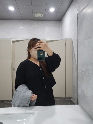 프런투라인 비마이 봄버 포켓 크롭 가디건 — 5점을 준 리뷰어가 2022년 3월 올린 사용 사진