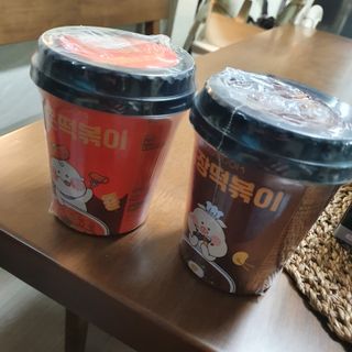 유비쿡 컵떡볶이 매운컵떡볶이2개/ 짜장컵떡볶이 2개  총 4개세트 — 5점을 준 리뷰어가 2021년 3월 올린 사용 사진
