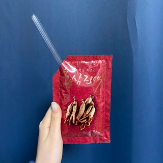 서울약사신협_프리미엄 6년근 홍삼진액_70mlx30포 — 5점을 준 리뷰어가 2021년 3월 올린 사용 사진