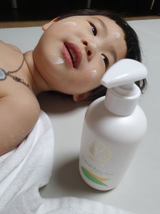mom e 맘이 내추럴 베이비 케어 샴푸앤바스+로션 — 4점을 준 리뷰어가 2021년 1월 올린 사용 사진