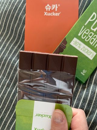당류2g 자일리톨로 단맛을낸 슈카 퓨어비건 무설탕초콜릿 Xucker vegan 2개입 — 4점을 준 리뷰어가 2021년 4월 올린 사용 사진
