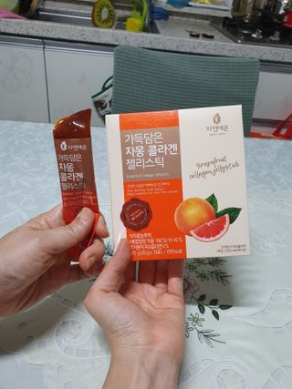 자연에온 핑크 자몽 착즙 100mL 10개입 1BOX +가 득담은 자몽 콜라겐 젤리스틱 1BOX — 4점을 준 리뷰어가 2021년 6월 올린 사용 사진