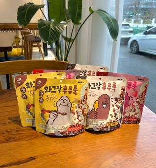 스낵스 와그작후루룩 3종_카카오2봉+아몬드2봉+딸기2봉 (총 6봉) — 5점을 준 리뷰어가 2024년 2월 올린 사용 사진