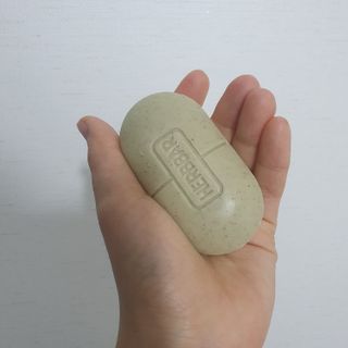 제이제이바이오 허브마사지바 올인원 알약비누 — 3.5점을 준 리뷰어가 2021년 12월 올린 사용 사진
