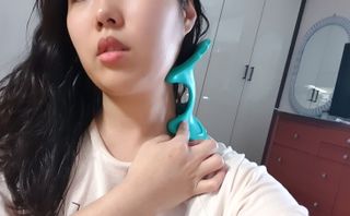 힐니스북 [힐마이넥]   거북목 통증완화를 위한 휴대용 목 안마기 — 5점을 준 리뷰어가 2022년 12월 올린 사용 사진