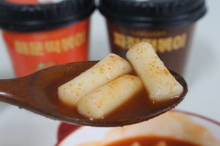 유비쿡 컵떡볶이 매운컵떡볶이2개/ 짜장컵떡볶이 2개  총 4개세트 — 5점을 준 리뷰어가 2021년 5월 올린 사용 사진