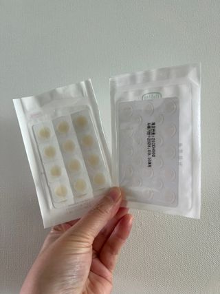 올리브영 엘라밴드 하이드로 도트 스팟패치 12mm, 티트리 — 5점을 준 리뷰어가 2022년 10월 올린 사용 사진