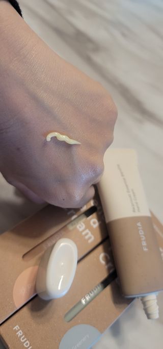 [후르디아] 끈적임 없는 착한성분 비건  핸드크림 3종 — 5점을 준 리뷰어가 2023년 12월 올린 사용 사진