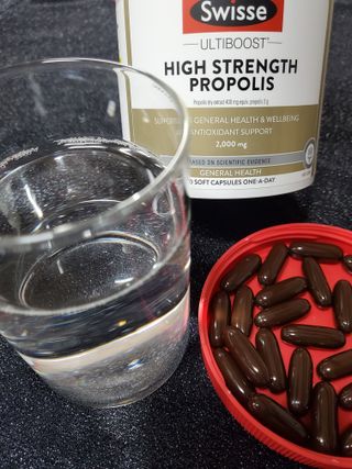 Swisse 스위스 고함량 프로폴리스 2,000mg 210정 — 5점을 준 리뷰어가 2021년 11월 올린 사용 사진