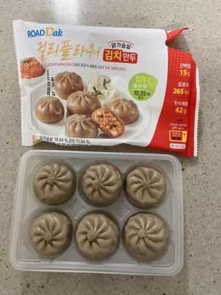 로드몰 [굽네] 컬리플라워 닭가슴살 만두 2종 6팩 — 5점을 준 리뷰어가 2021년 10월 올린 사용 사진
