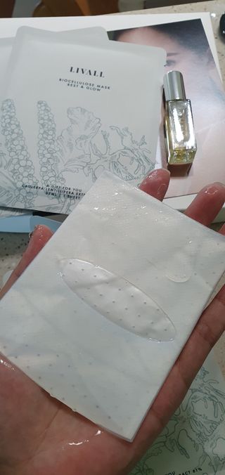 리브얼 | LIVALL 바이오셀룰로오스 마스크 레스트 앤 글로우 33ml  x 3개입 — 5점을 준 리뷰어가 2022년 7월 올린 사용 사진