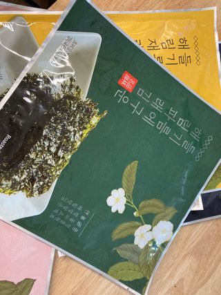 [해림맛김] 들기름에 구운 바삭바삭 김 4종 세트 + 1종 랜덤발송 총5개입 — 5점을 준 리뷰어가 2021년 2월 올린 사용 사진