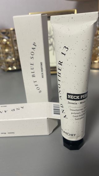 멈칫(MUMCHIT) 넥퍼퓸 NECKPERFUME 2가지 향 — 4.5점을 준 리뷰어가 2021년 11월 올린 사용 사진