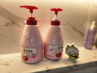 [과일나라] 피부가 마시는 딸기우유 바디클렌저&바디로션 — 5점을 준 리뷰어가 2022년 10월 올린 사용 사진