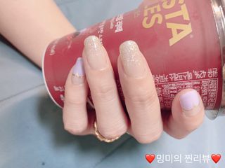 [네일가게] 햇빛에 닿으면 색이 변하는 신기한 햇살 반전 네일스티커 — 5점을 준 리뷰어가 2021년 8월 올린 사용 사진