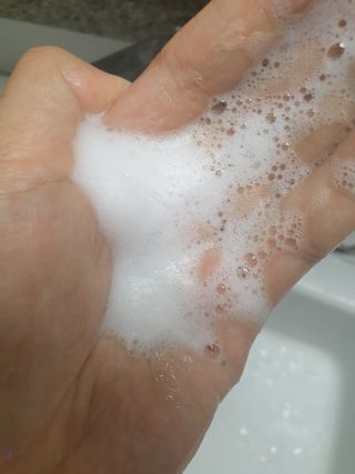 헤어플러스 콴디 아침세안제 폼클렌징 퓨어 어니스티 모닝클렌저 — 5점을 준 리뷰어가 2021년 6월 올린 사용 사진