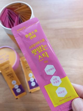 페페로니 맛있는 스틱 - 무항생제 닭고기 15개 + 알래스카 연어 15개 — 5점을 준 리뷰어가 2021년 8월 올린 사용 사진