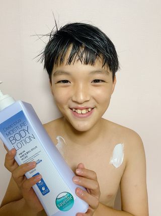 [과일나라] 바세린 모이스처 바디로션 1000ml 2종 — 5점을 준 리뷰어가 2021년 10월 올린 사용 사진