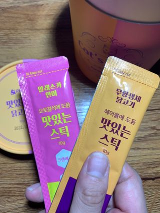 페페로니 맛있는 스틱 - 무항생제 닭고기 15개 + 알래스카 연어 15개 — 5점을 준 리뷰어가 2021년 8월 올린 사용 사진