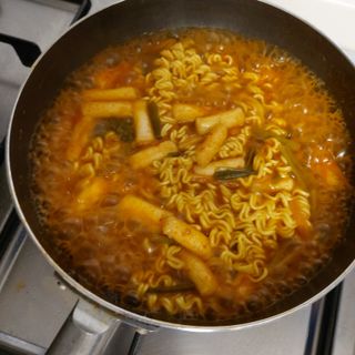 더밥  고추마녀 라볶이 +  나이스미 무설탕 현미후레이크 — 4점을 준 리뷰어가 2021년 10월 올린 사용 사진