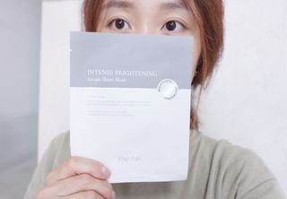 리엔케이 인텐스 브라이트닝 세럼 시트 마스크 — 5점을 준 리뷰어가 2023년 9월 올린 사용 사진