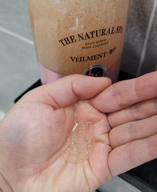 벨먼 내추럴스파 수분광채 스크럽 바디워시 600ml 5종 — 5점을 준 리뷰어가 2022년 5월 올린 사용 사진