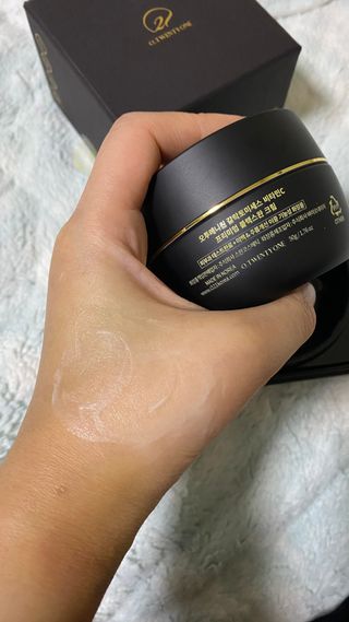오투에니원 갈락토미세스 비타민 C 프리미엄 블랙스완 크림 50g — 5점을 준 리뷰어가 2022년 12월 올린 사용 사진