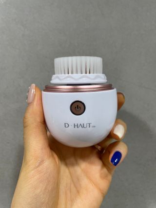 디하우트 랩 디하우트랩 클렌징 피부관리기 진동클렌저 실리콘+2종 인조모 브러시 — 5점을 준 리뷰어가 2021년 12월 올린 사용 사진