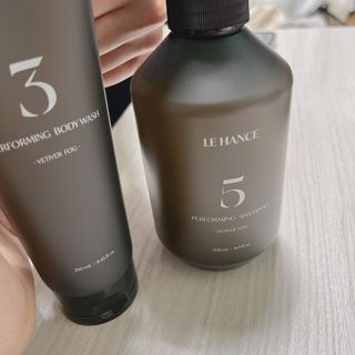 르핸스 퍼포밍 5 샴푸 비반트 포렛/베티버 포그 — 5점을 준 리뷰어가 2022년 12월 올린 사용 사진