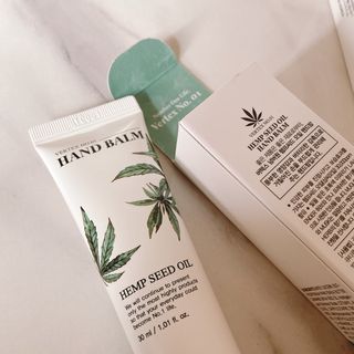 버텍스넘버원 버텍스 넘버원 햄프씨드오일 핸드밤, 바디크림 — 4점을 준 리뷰어가 2022년 3월 올린 사용 사진